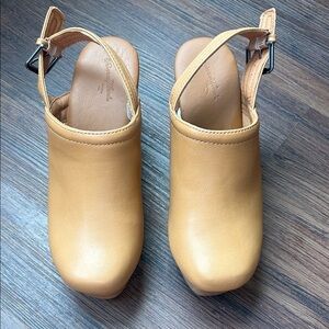 Universal Thread cognac colored clog heels size 6 EUC